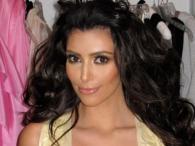 Kim Kardashian podnosi biust taśmą!